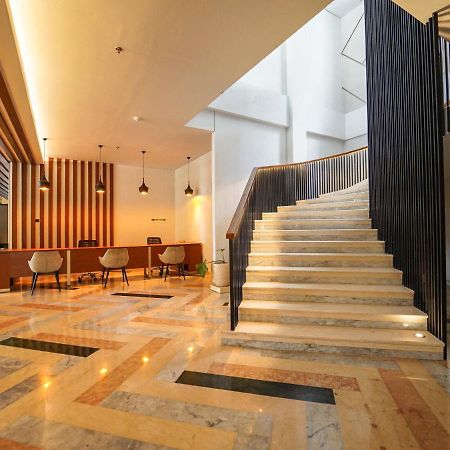 Rayz Umm Hotel Malang Buitenkant foto